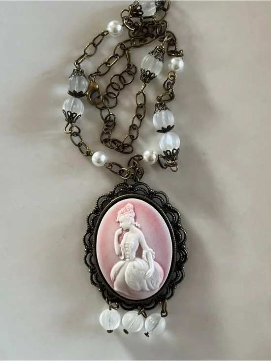 Marie Antoinette Pink Cameo Necklace Vintage Matte Czech Glass & Brass Chain - Picture 11 of 16